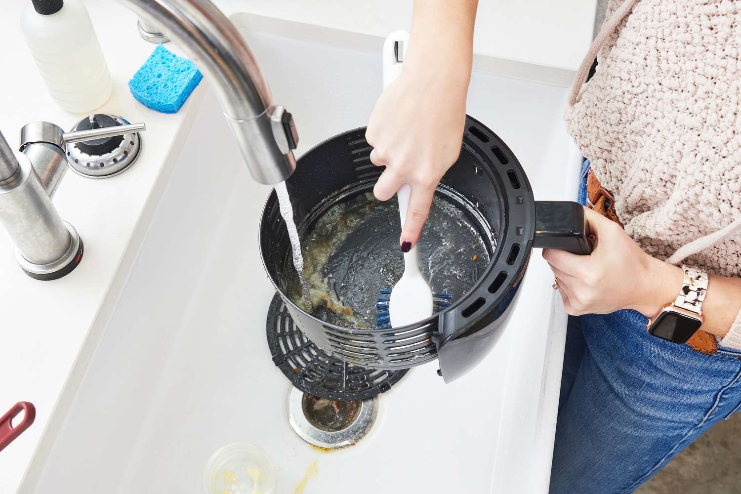 Hướng dẫn cách vệ sinh nồi chiên không dầu loại cơ bản với giỏ chiên sạch sẽ