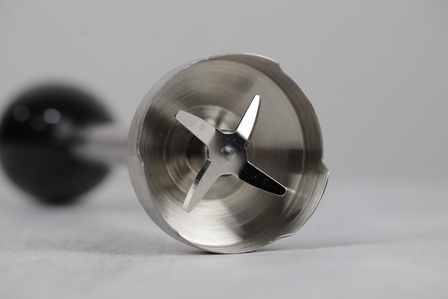 Chi tiết đầu xay inox và lưỡi dao sắc bén của máy xay cầm tay bền bỉ