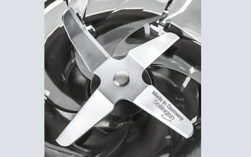 Cận cảnh lưỡi dao ProEdge bằng thép không gỉ sắc bén của máy xay sinh tố Bosch