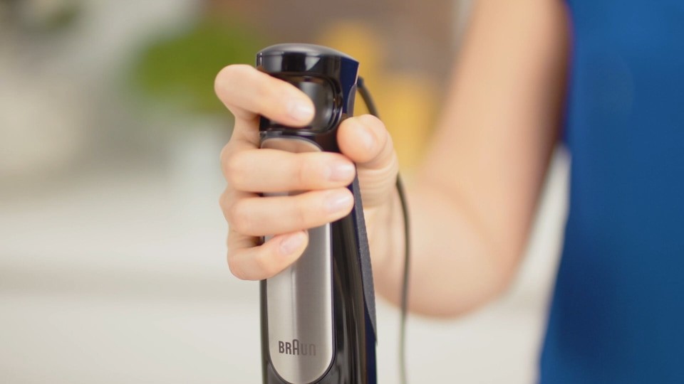 Máy xay cầm tay Braun với nút điều khiển SmartSpeed thông minh và lưỡi dao ActiveBlade