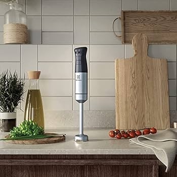 Máy xay cầm tay Electrolux cùng bộ phụ kiện đa năng như cối xay và cây đánh trứng