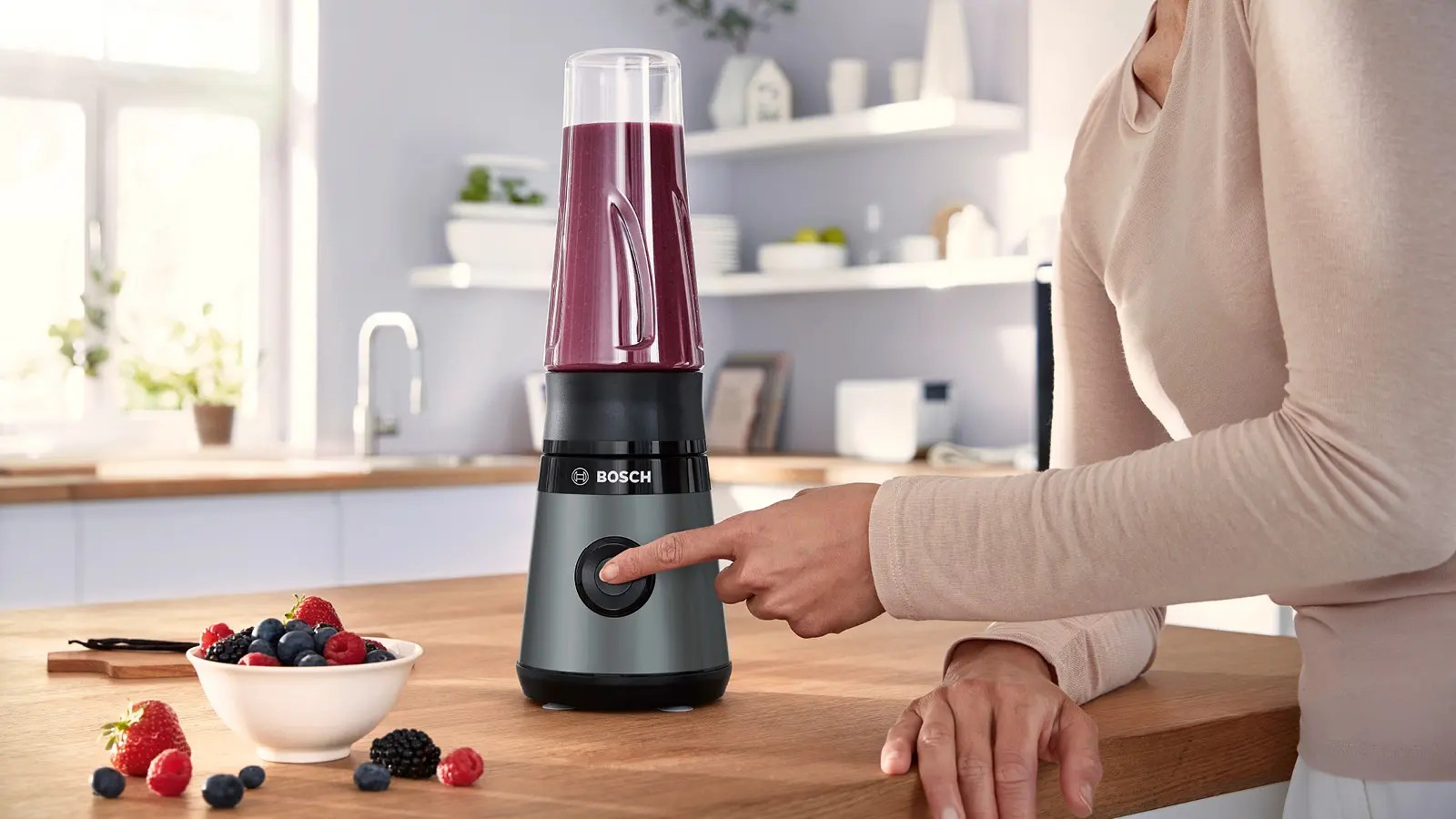 Máy xay sinh tố Bosch dạng để bàn công suất lớn đang xay nhuyễn trái cây