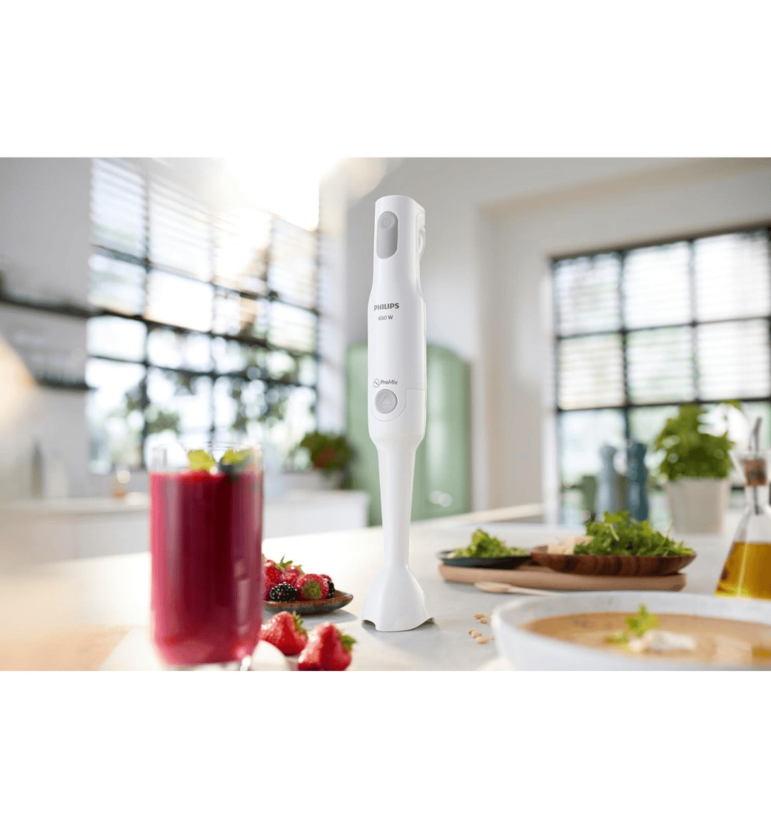 Máy xay sinh tố cầm tay Philips HR2531 màu trắng trang nhã đang xay trái cây