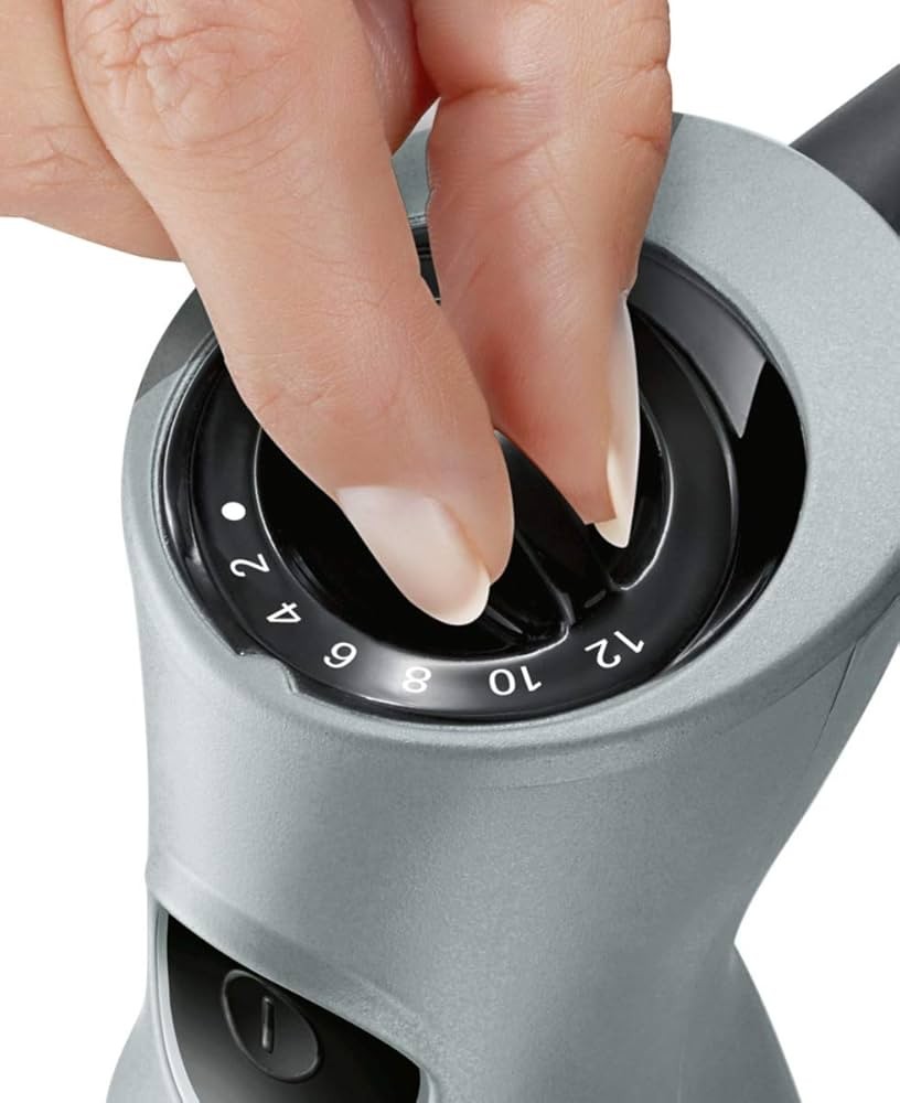 Điều khiển 12 tốc độ và nút Turbo trên máy xay cầm tay Bosch MSM67160