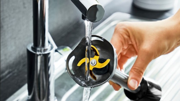Hướng dẫn vệ sinh đầu xay của máy xay cầm tay Braun dưới vòi nước