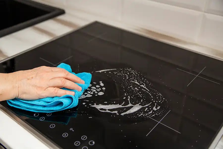 Mẹo vệ sinh mặt kính bếp từ và kiềng bếp ga luôn như mới