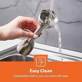Cách vệ sinh trục máy xay cầm tay trực tiếp dưới vòi nước sạch sẽ