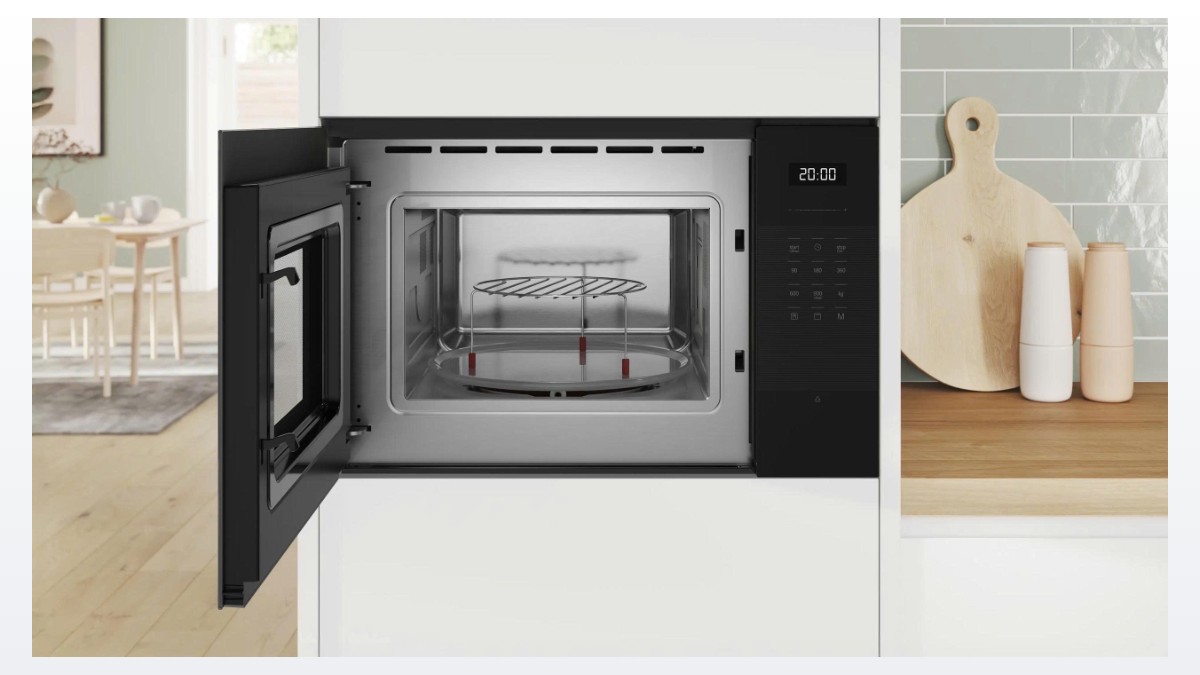 Lò vi sóng Bosch BEL554MS0B mở cửa, nhìn rõ khoang nướng inox và giá đỡ bên trong