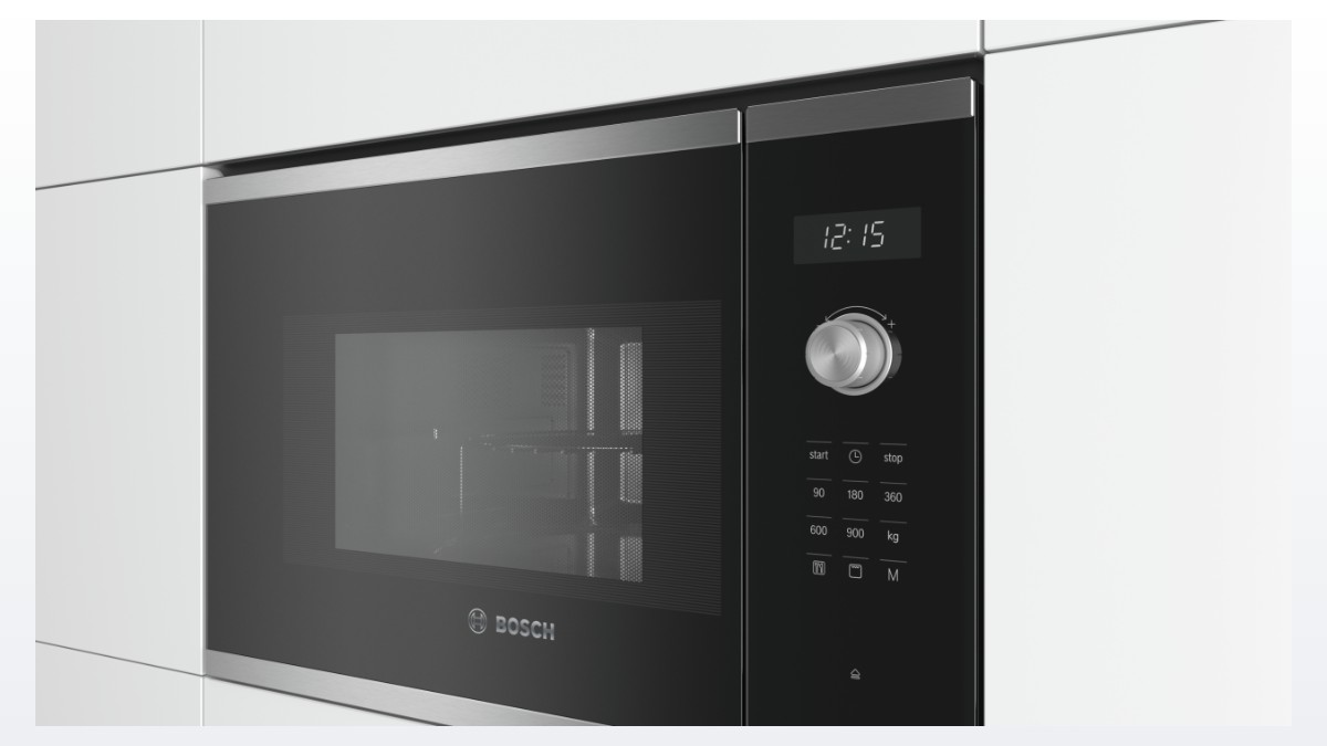 Lò vi sóng Bosch BEL7321B1 nhìn chếch khi lắp âm tủ, thấy rõ núm xoay kim loại