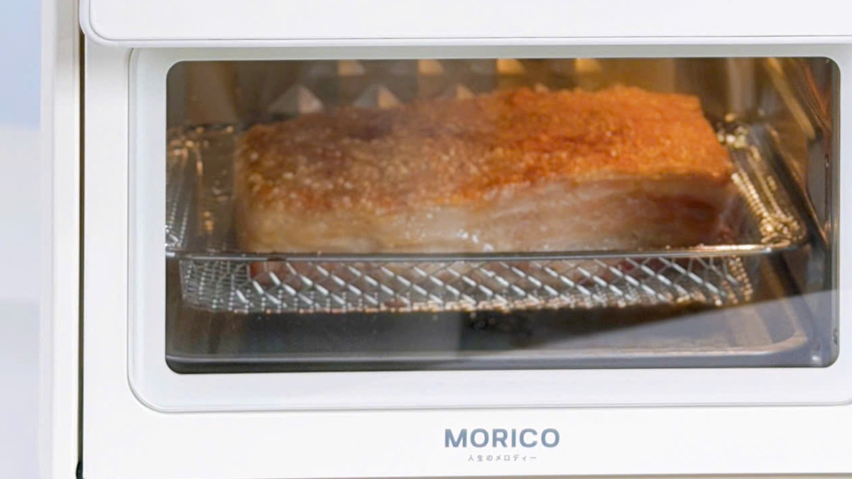 Khoang nướng 15 lít của Morico MA708 với khay lưới và một miếng thịt đang chín vàng