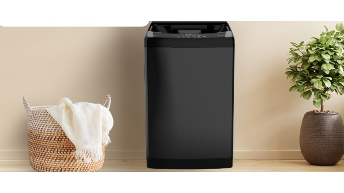 Máy giặt cửa trên Casper WT-9NB3 9kg màu đen đặt trong góc phòng giặt cùng giỏ đựng đồ