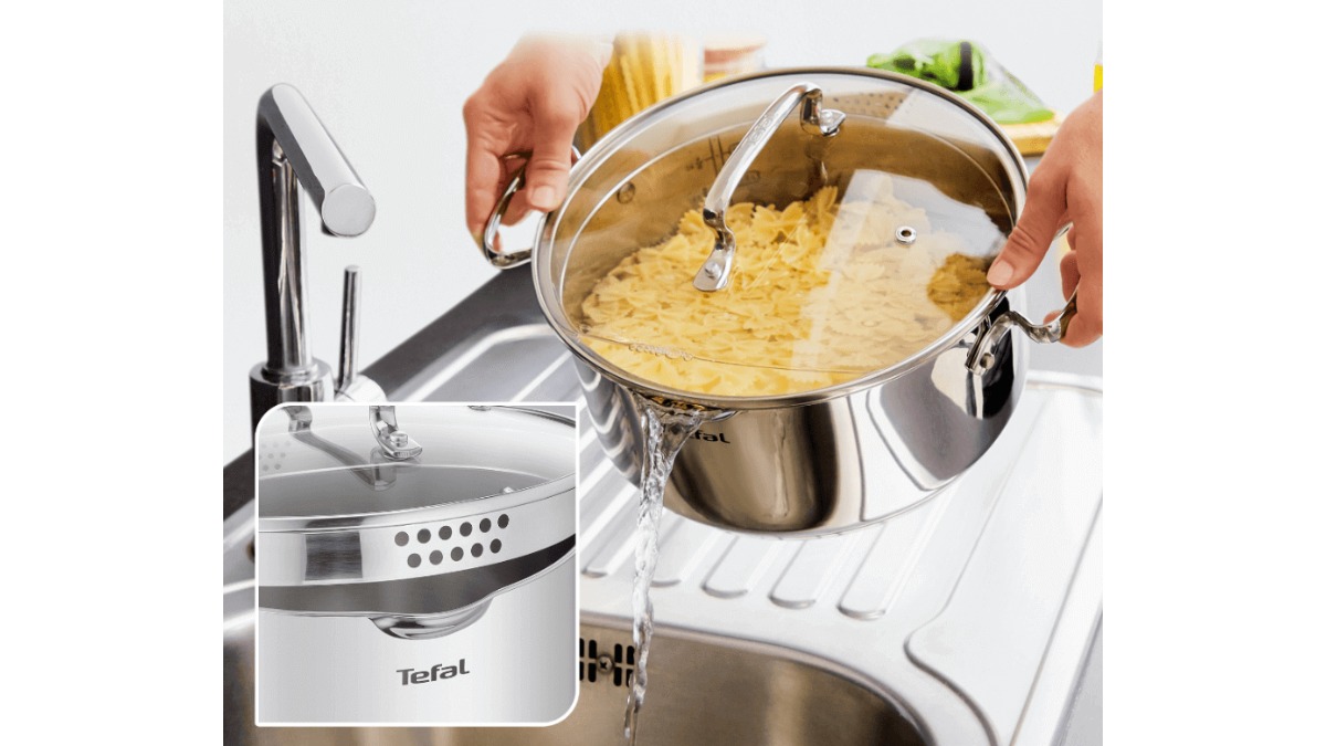 Nồi Tefal Duetto Plus đang đun trên bếp từ, vung kính đậy kín và tay cầm chịu nhiệt