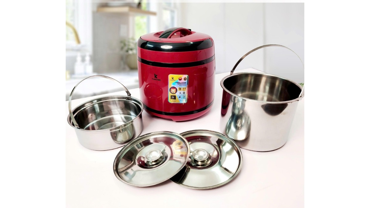 Nồi ủ nhiệt Kuscheln 5L cùng bộ lòng nồi inox và các nắp đậy tháo rời xếp quanh