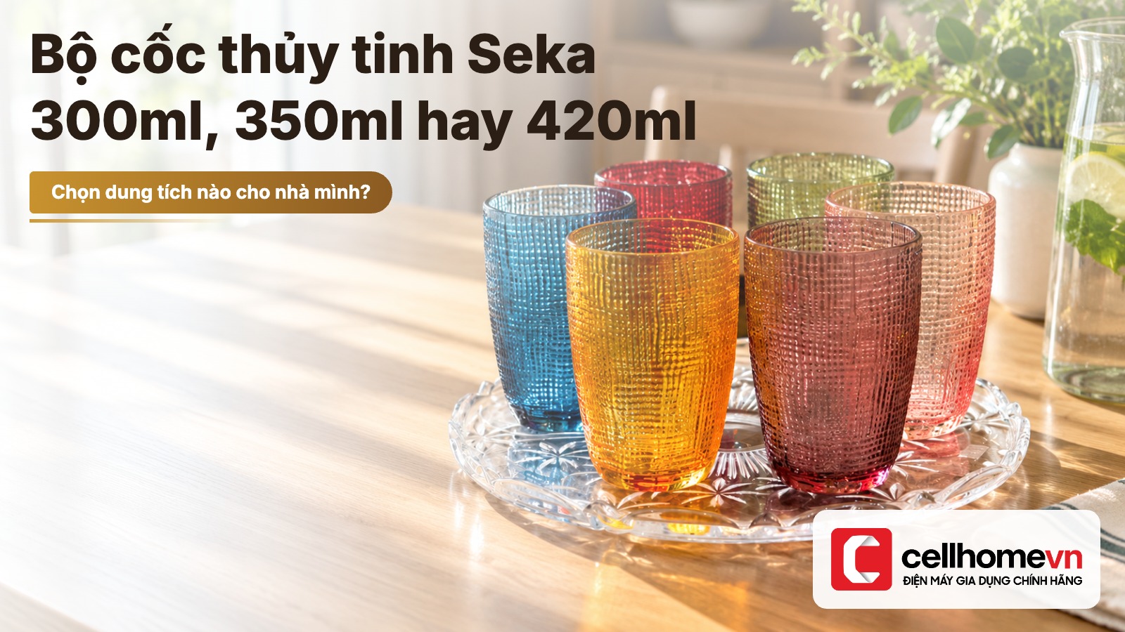 Sáu cốc thủy tinh Seka nhiều màu xếp trên khay tròn giữa bàn ăn gỗ sáng